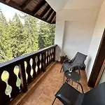 гранд ризорт с камином и видом на лес *