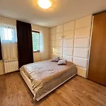 гранд ризорт с камином и видом на лес