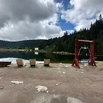 гранд ризорт с камином и видом на лес Apartment