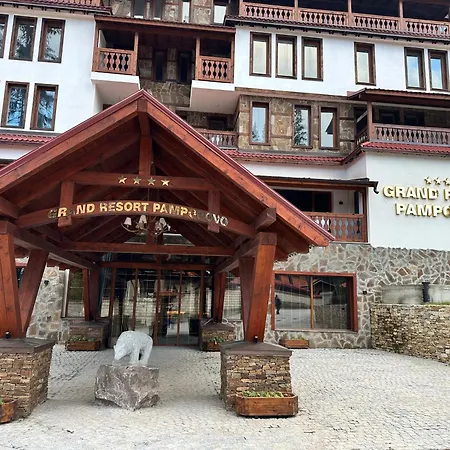 гранд ризорт с камином и видом на лес *