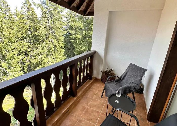 гранд ризорт с камином и видом на лес *