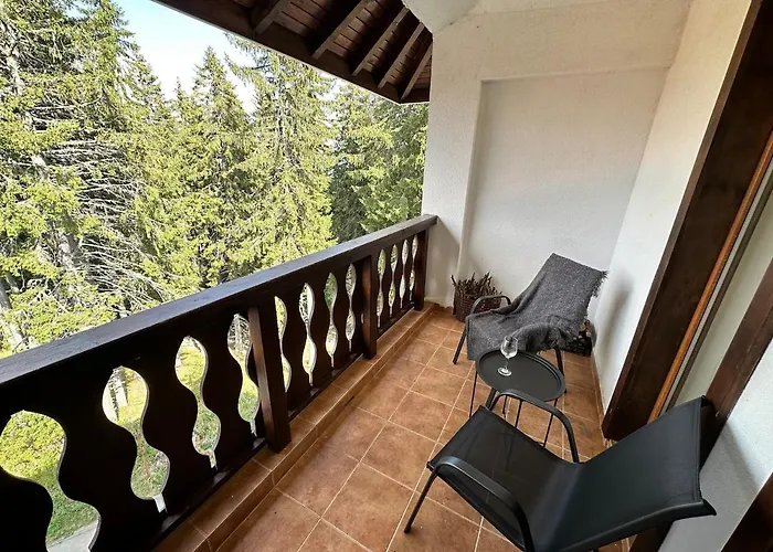 гранд ризорт с камином и видом на лес