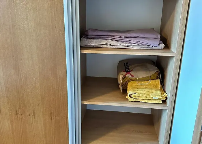 гранд ризорт с камином и видом на лес